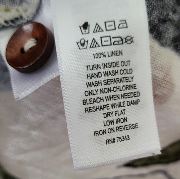 Tahari 100 % Linen Tropical Leaf Button Side Top - Picture 4 of 6